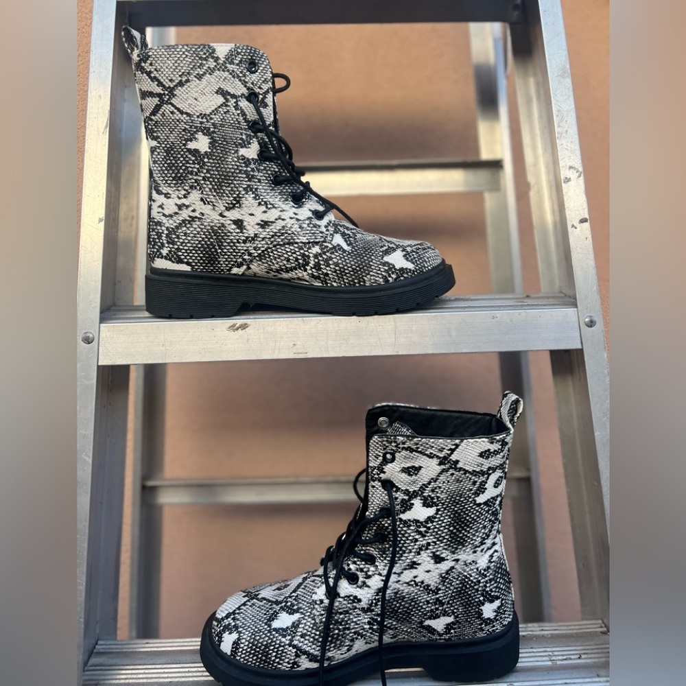 Wild Diva Snakeskin lace-Up ankle boots Sz7